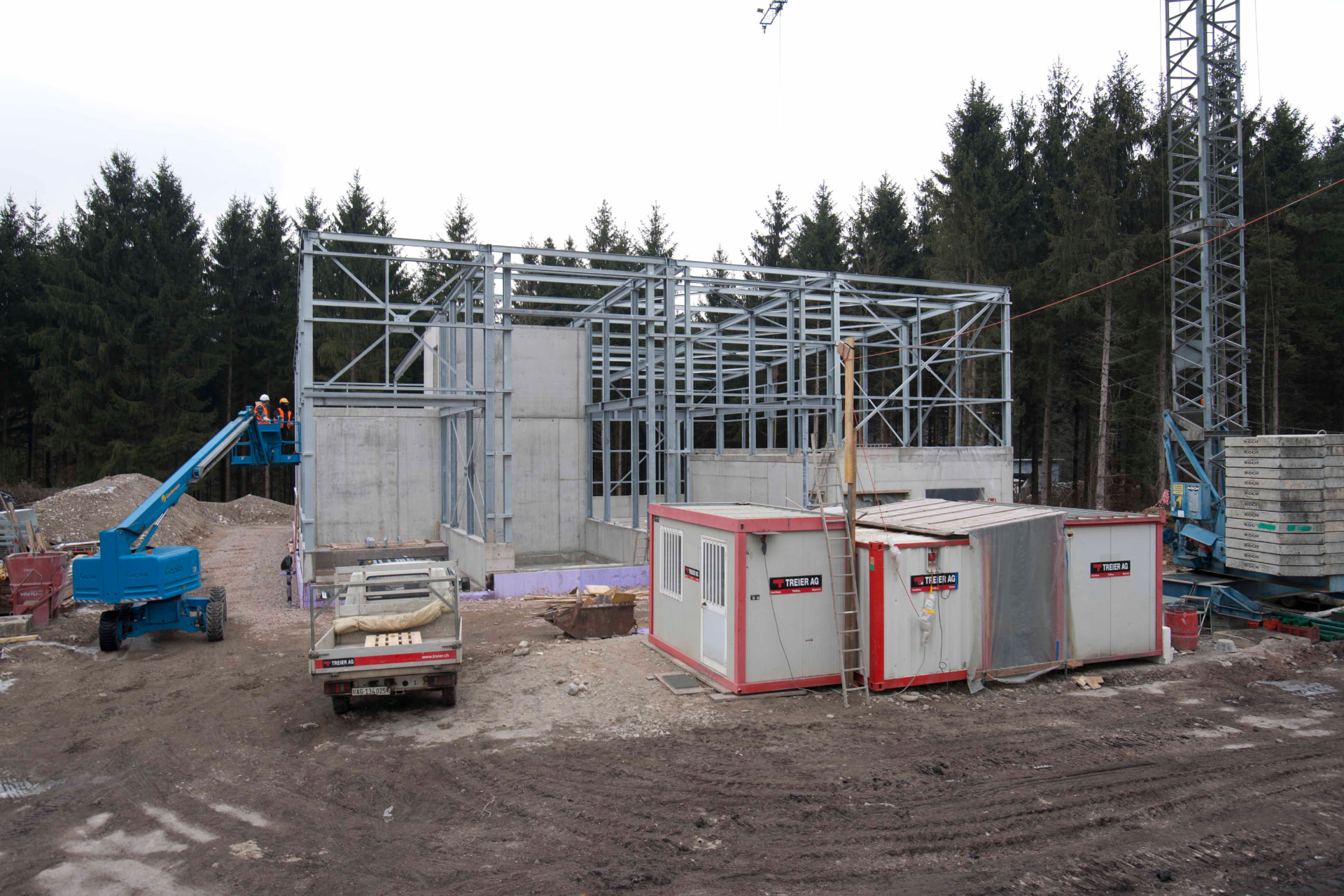 Bau der Anlagenhalle: Stahlkonstruktion mit Betonwänden und Hebebühne