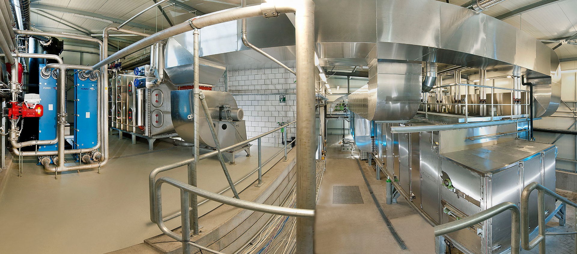 Panorama der Trocknungsanlage mit Wärmetauschern, Rohrleitungen und Luftkanälen
