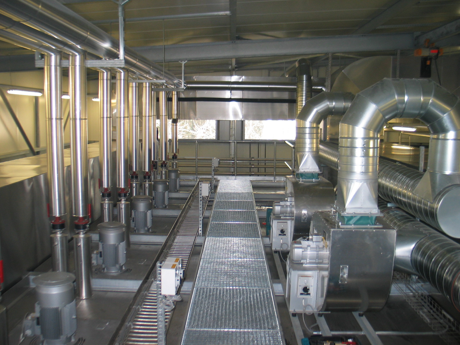 Rohrleitungen, Pumpen und Gebläse im Technikraum der Anlage